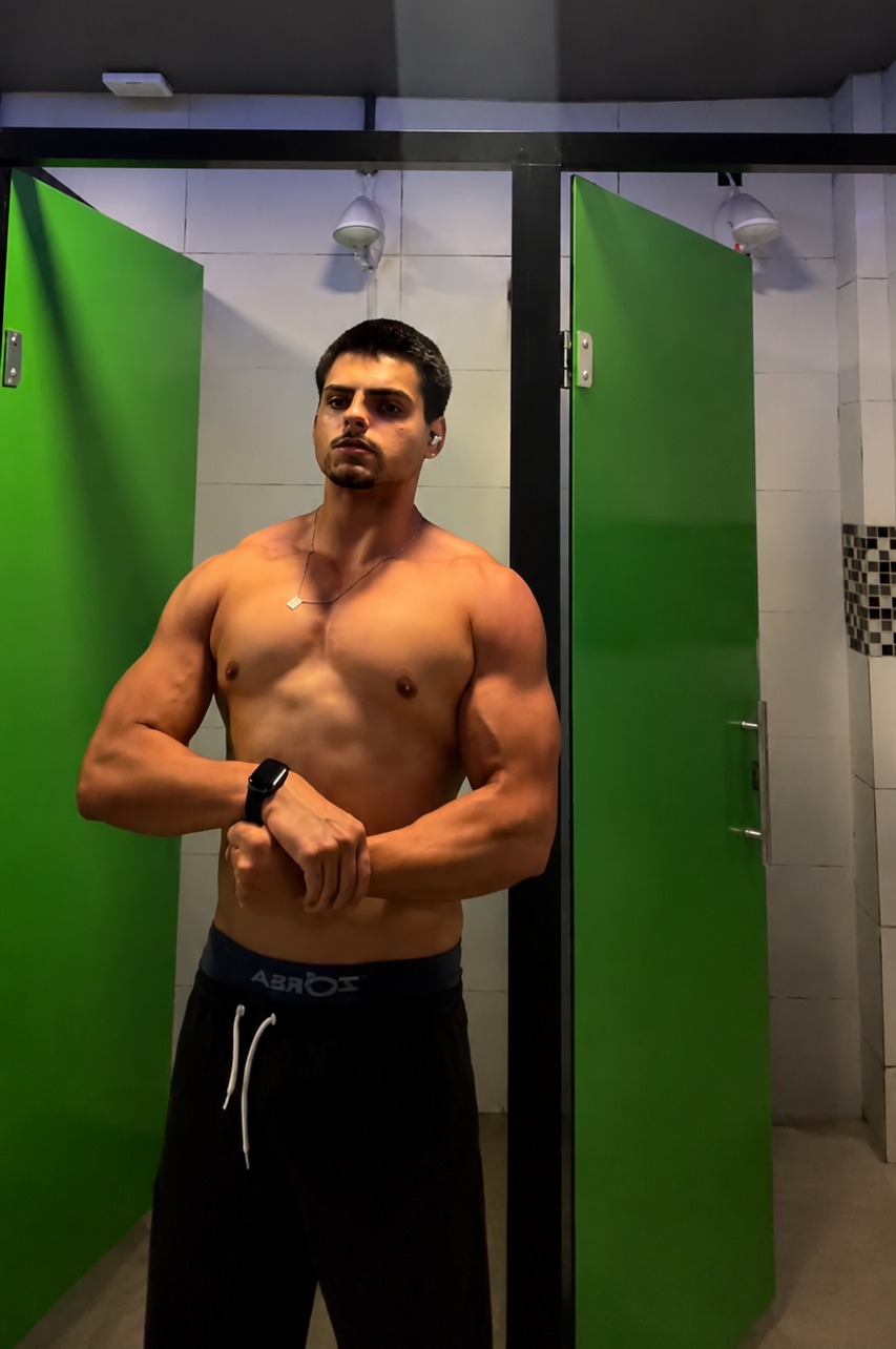 Gabriel, o Treinador Mayca, na academia onde atende